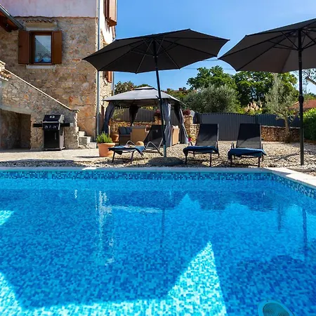 Stunning In With Outdoor Swimming Pool *