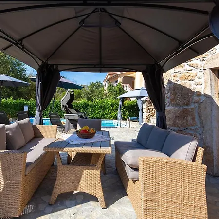 Stunning In With Outdoor Swimming Pool